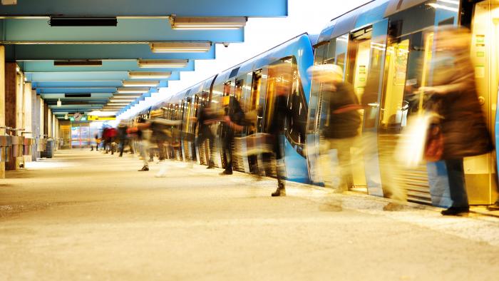 Crowds quickly existing a train onto the platform 